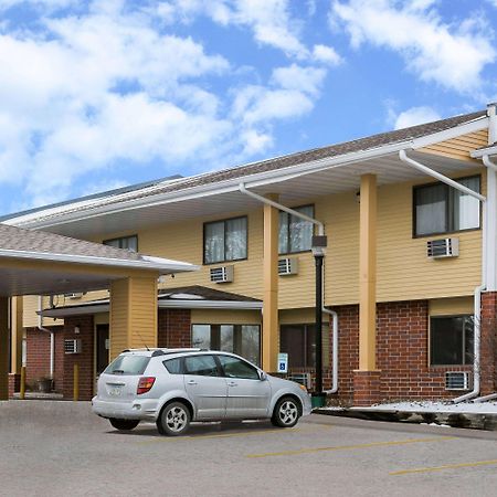 ซูเปอร์ 8 บาย วินด์แฮม เออร์บันเดล/เดอมอยน์ แอเรีย Motel Urbandale ภายนอก รูปภาพ