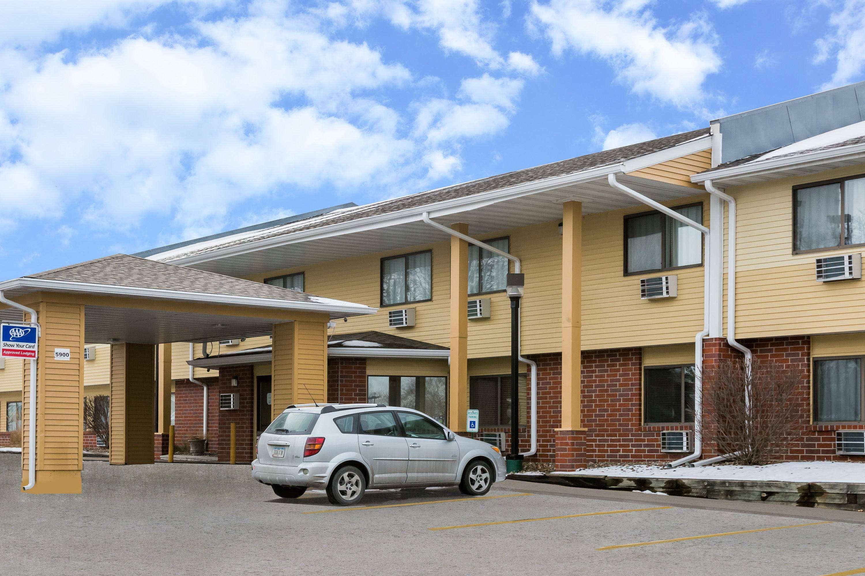 ซูเปอร์ 8 บาย วินด์แฮม เออร์บันเดล/เดอมอยน์ แอเรีย Motel Urbandale ภายนอก รูปภาพ